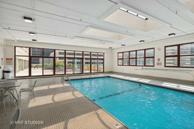 pool - 200 N Dearborn St