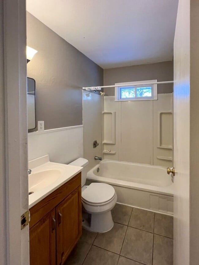 Building Photo - Charming 3 bedroom St Louis home near Nort...