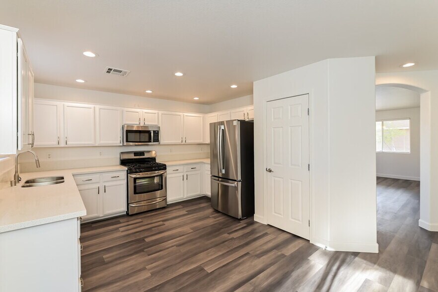 Building Photo - 978 Medina De Leon Ave