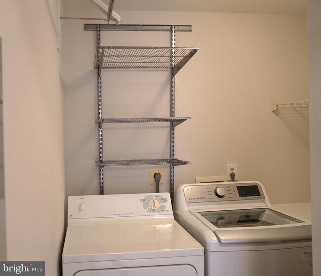 Building Photo - 13109 Millhaven Pl