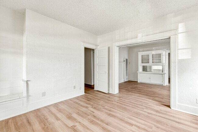Building Photo - Spacious 1BR + 2.5BA Near USC and DTLA | First Floor Unit