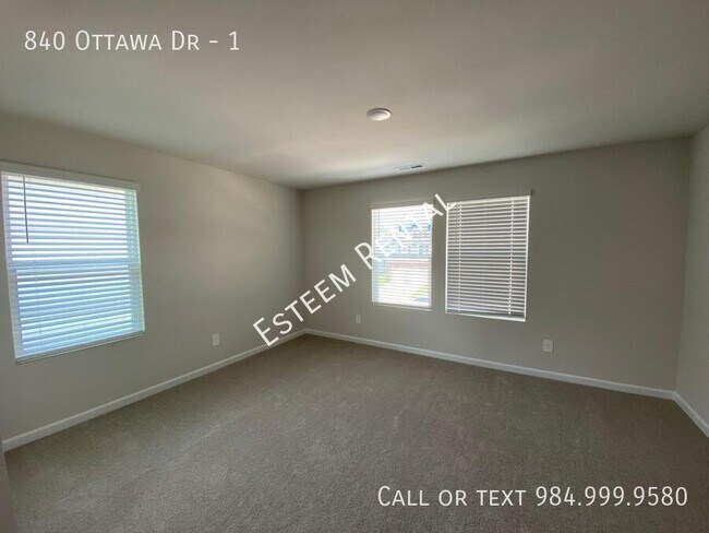 Building Photo - 840 Ottawa Dr