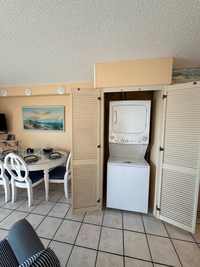 Building Photo - 8743 Thomas Dr