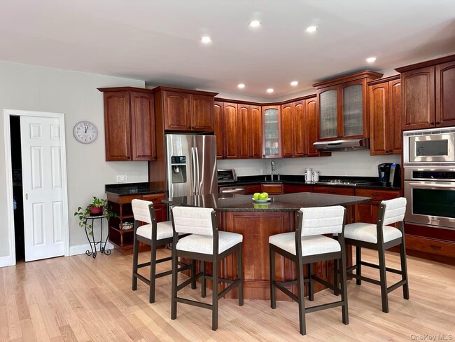 Building Photo - 322 E Beech St