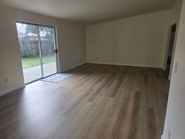 Building Photo - 3 bed 2 bath Single Home for Rent in Grants Pass