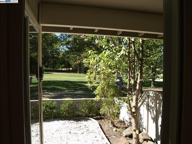 Building Photo - 647 Doral Dr