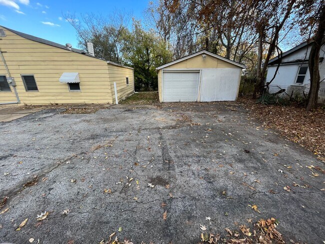 Building Photo - Renovated 3 bedroom 1 Bath with Detached G...
