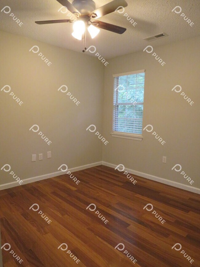 Building Photo - 202 Marlboro Way