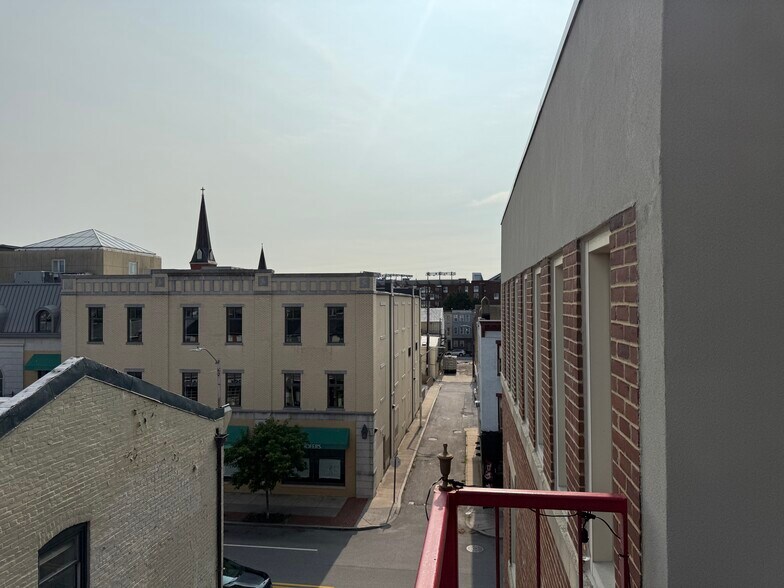 Building Photo - 911 S Charles St