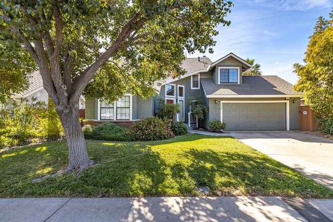 Building Photo - Two story home located near major shopping and restaurants!