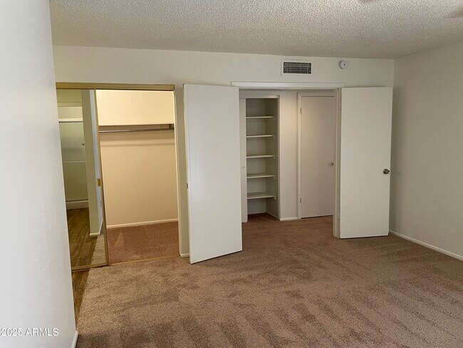 Building Photo - 10014 N 44th Dr