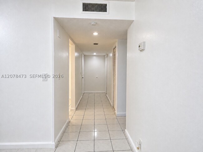 Building Photo - 205 Lakeview Dr