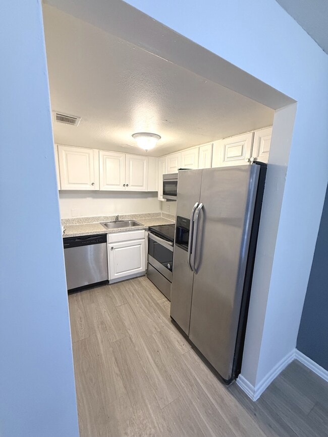 Building Photo - 2527 N Alafaya Trail