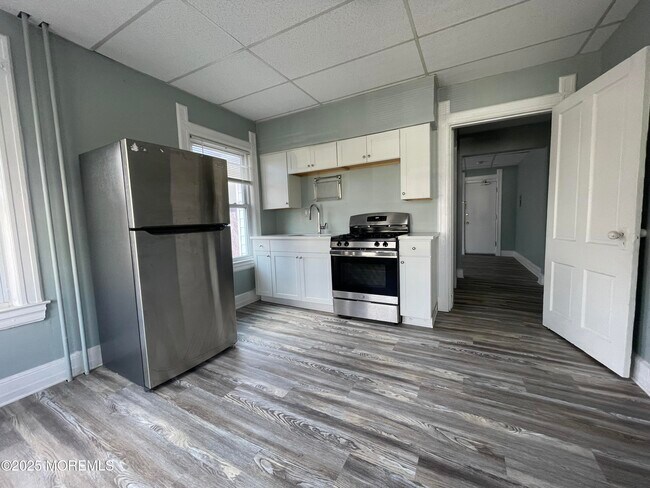 Building Photo - 314 8th Ave