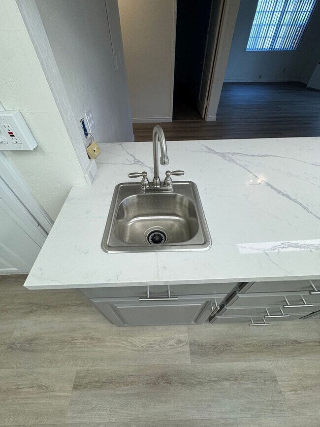 Building Photo - 5 Bedroom, 3.5 Bath, Beautiful 1,856 SQ FT...