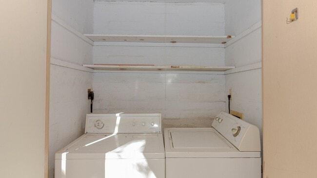 Building Photo - Spacious 2-Bedroom Townhome – Available Now!