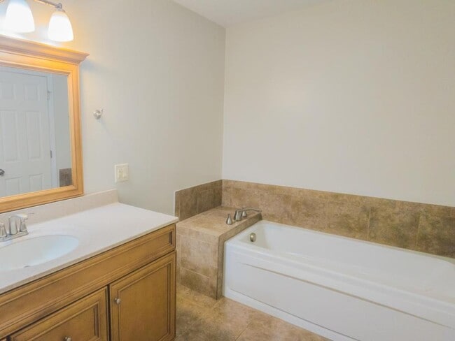 Building Photo - 122 Maxwell Dr