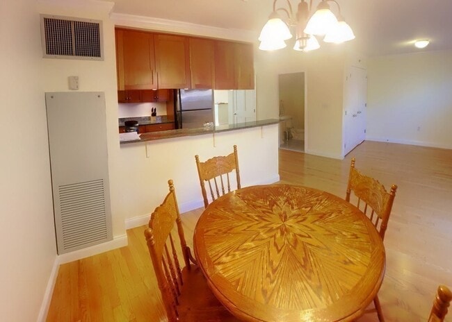 Building Photo - 2 St Paul St