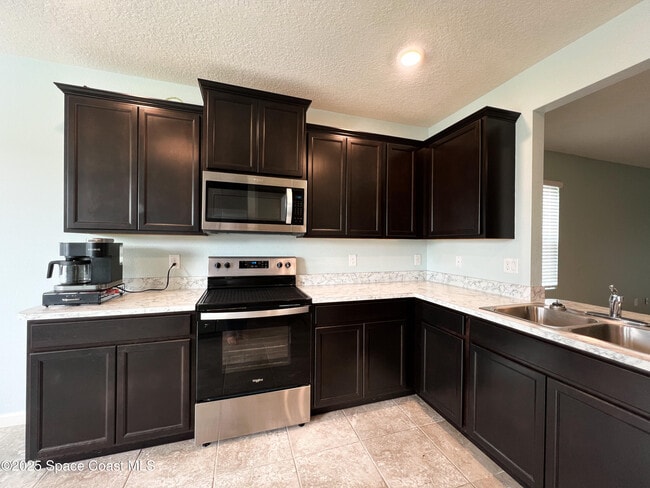 Building Photo - 590 Sorrento Dr