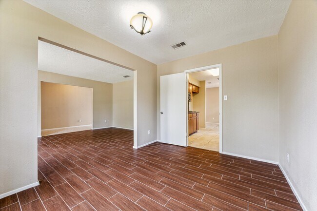 Building Photo - 503 Mary Ann Dr