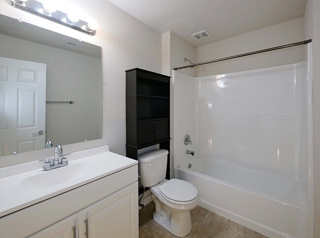 Building Photo - Beautiful remolded Single-family house