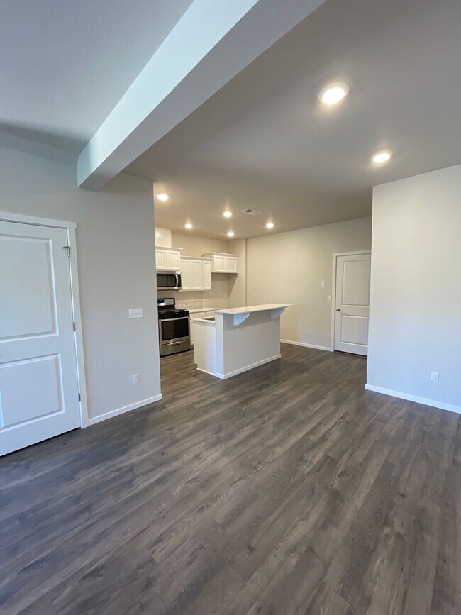 Building Photo - Town Home in NW Redmond's Canyon Ridge