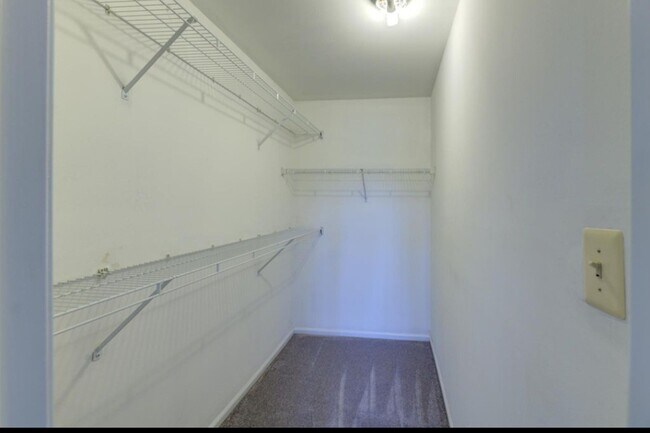 Walk-in Master Closet - 6942 Malachite Pl