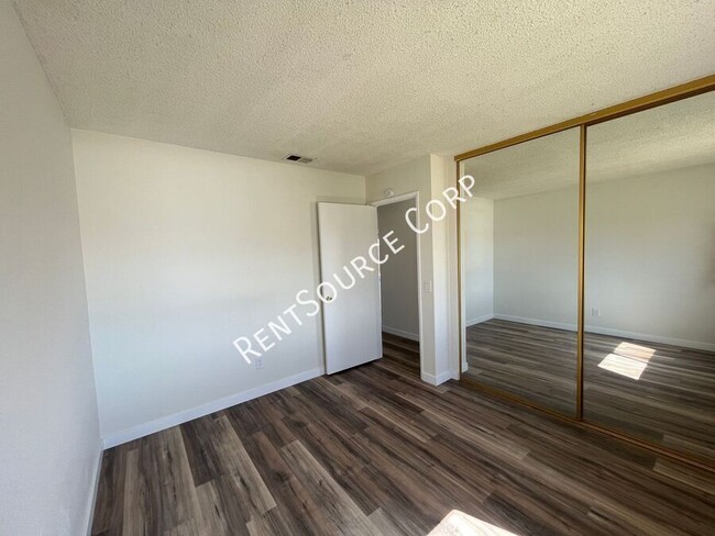 Building Photo - 3 Bedroom 2 Bath Home For Rent in Palmdale