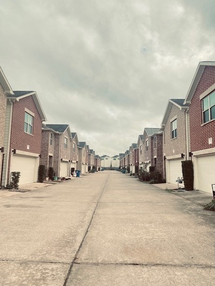 Building Photo - 3729 Main Poplar Dr