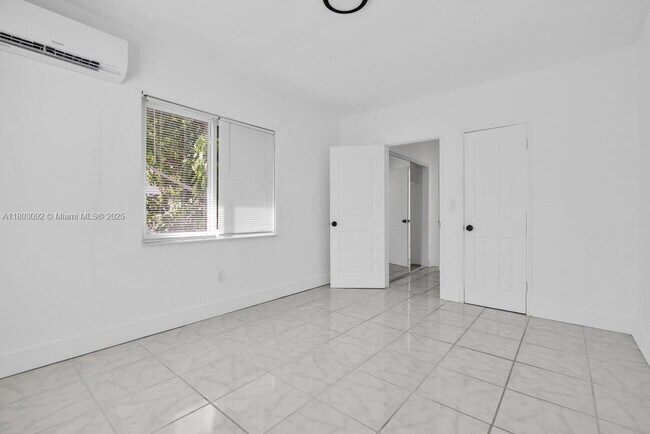 Building Photo - 550 NE 82nd Terrace