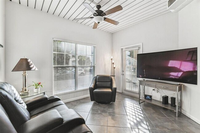 Building Photo - 2421 W Horatio St