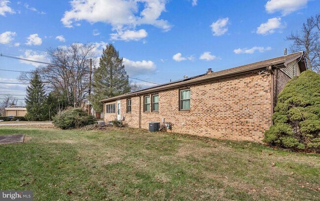 Building Photo - 715 Cooper Landing Rd