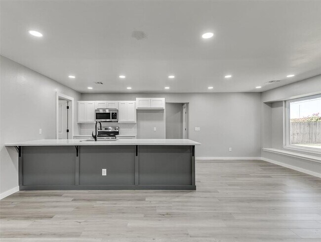 Building Photo - Look at this beautiful home!! 4 bed, 3 full baths!