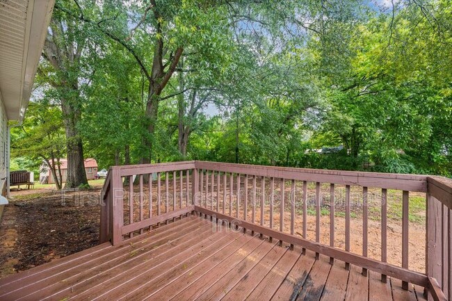 Building Photo - 429 Merry Go Dr