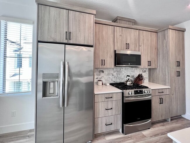 Building Photo - $2,395 Herndon & Peach, 2 Bedroom Townhous...