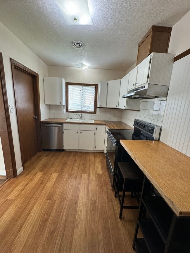 Building Photo - 2 Bedroom, 1 Bath with garage. Water and Sewer included in monthly rent!