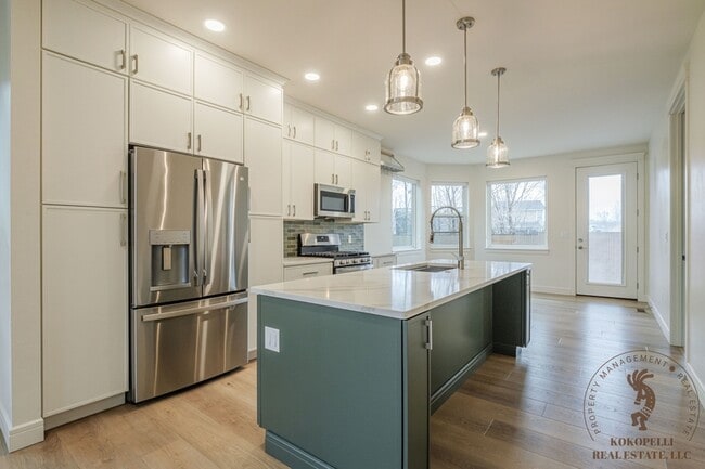 Building Photo - 915 Caledonia Ct