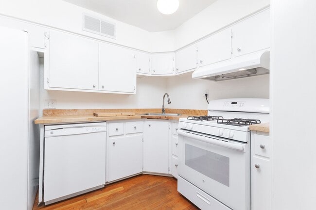 Building Photo - Adorable home on over-sized lot!