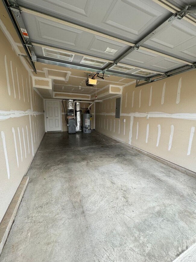 Building Photo - 3 Bedroom Single Family Home