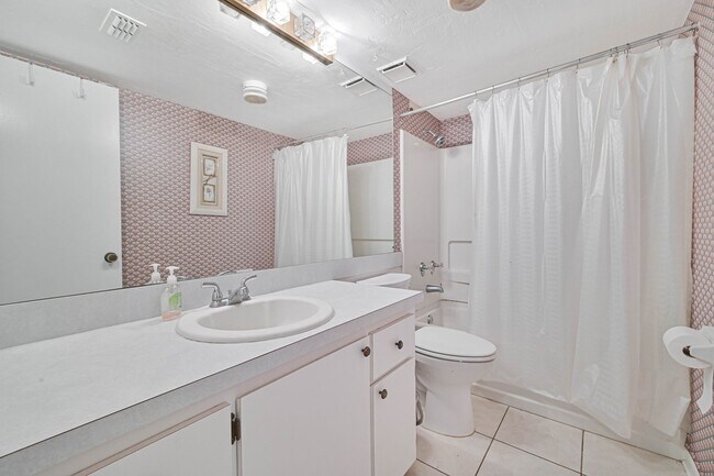 Building Photo - Beautiful Condo in South Naples