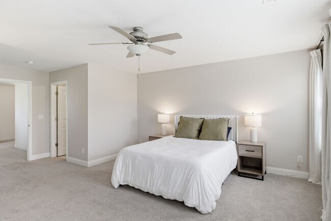 Building Photo - Luxury Executive Living in Sought-After Franklin Community