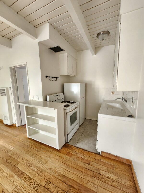 Building Photo - 1909 Beachwood Dr