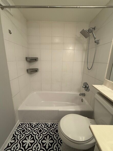 Bathroom tub and shower - 620 Peachtree St NE