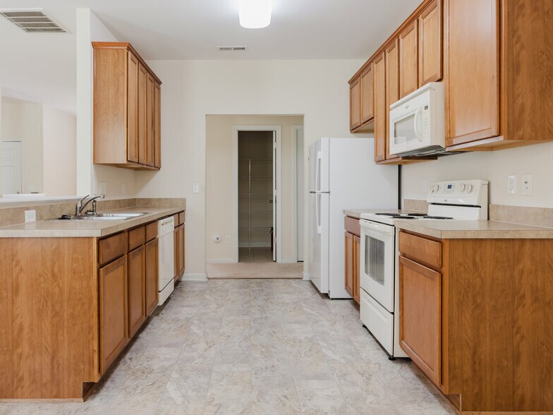 Building Photo - 3835 Raintree Dr