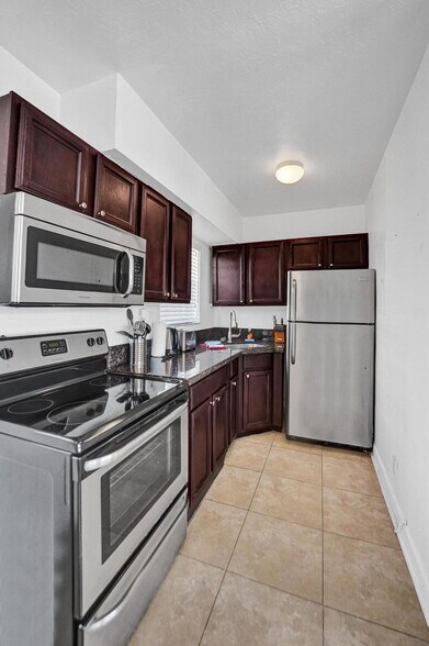 Building Photo - 335 Desoto St