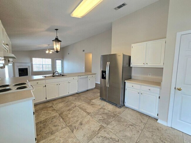 Building Photo - 3324 Village Green Dr