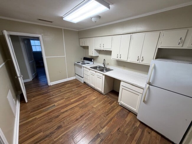 Building Photo - Updated 2 Bedroom Apartment near LSUS!