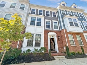 Building Photo - Stunning 4 bedroom townhome with garage