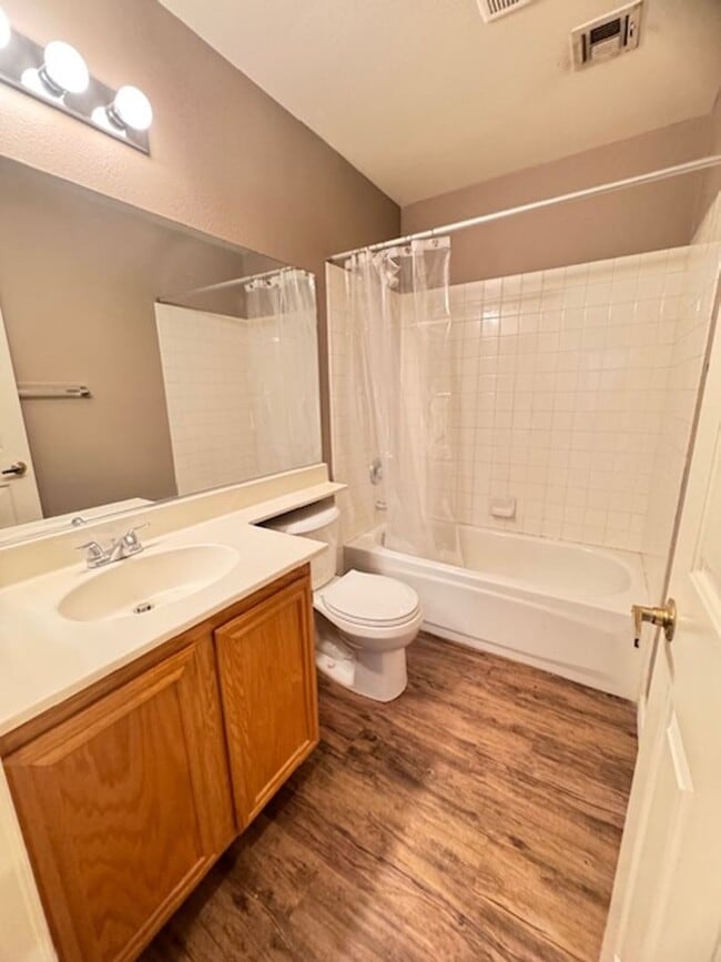 Building Photo - Charming  3-bedroom, 2-bathroom