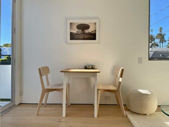 Living Room - 522 N Roxbury Dr